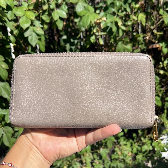 MARC by MARC JACOBS Classic Wallet. Color :MUSHROOM - Picture 9 of 17